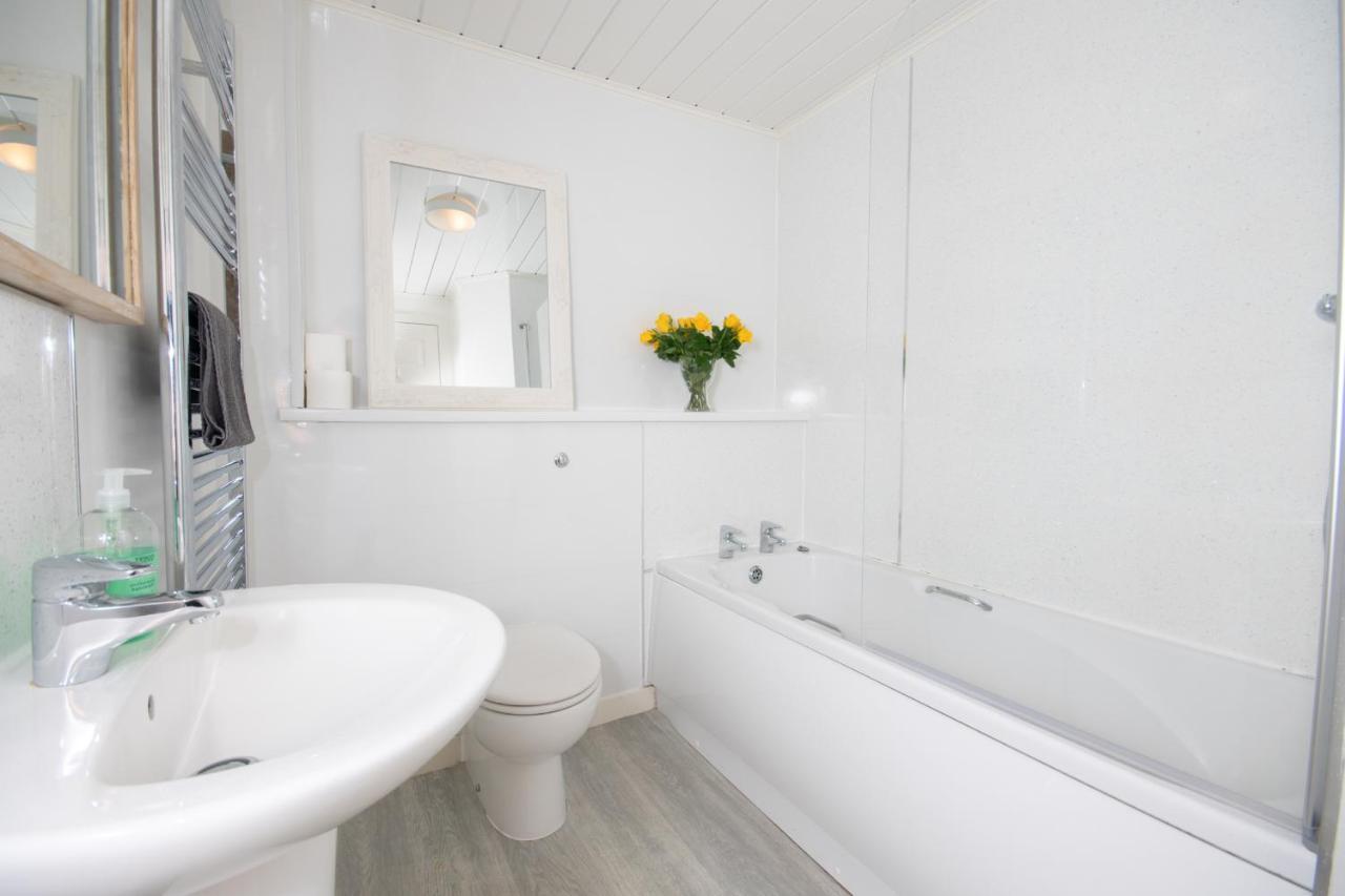 Dwellcome Home Ltd 2 King Beds West End Apt, Half Mile To Union Street Yet Quiet, Free Allocated Parking Space At Rear Entrance & Fast Wifi, Ideal For Long Term Contractor, Corporate, Etc Stays, Regular Housekeeping Option - See Our Site For Assuranc أبردين المظهر الخارجي الصورة