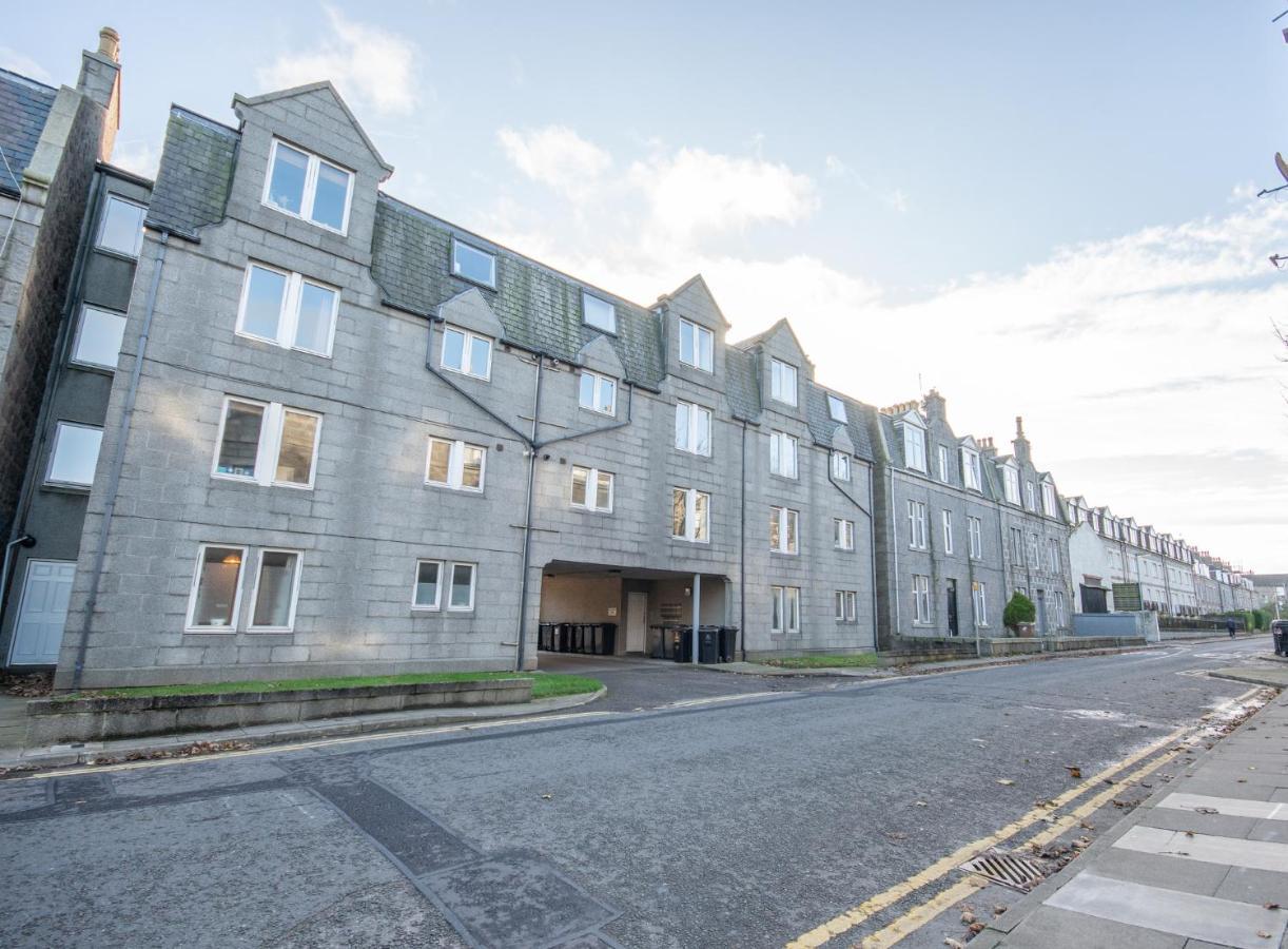 Dwellcome Home Ltd 2 King Beds West End Apt, Half Mile To Union Street Yet Quiet, Free Allocated Parking Space At Rear Entrance & Fast Wifi, Ideal For Long Term Contractor, Corporate, Etc Stays, Regular Housekeeping Option - See Our Site For Assuranc أبردين المظهر الخارجي الصورة